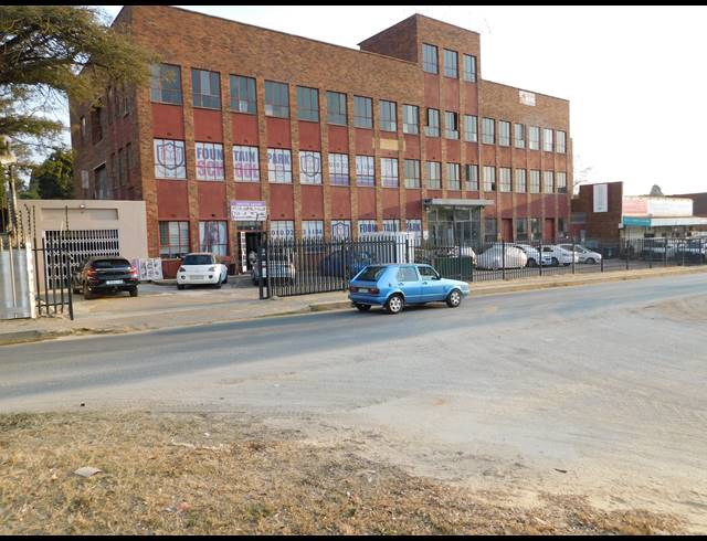 2,413M² BUILDING FOR SALE IN FONTAINEBLEAU
